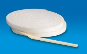 Nastro di tessuto bianco arrotolato in pile su sfondo blu.