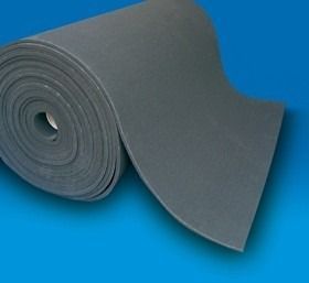 Rotolo di materiale espanso grigio e piatto su sfondo blu.