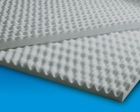 Pannelli acustici in schiuma bianca con superficie testurizzata su sfondo blu.