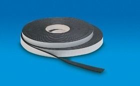 Rotolo di guarnizione in schiuma nera con supporto bianco, su sfondo blu.