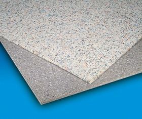 Due fogli di piastrelle per pavimenti screziate, di colore grigio, una chiara e una scura, sovrapposte su uno sfondo blu.