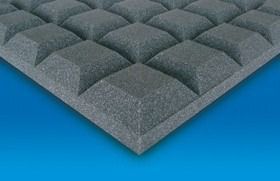 Pannello in schiuma acustica grigia con sporgenze a forma di diamante, posizionato su una superficie blu.