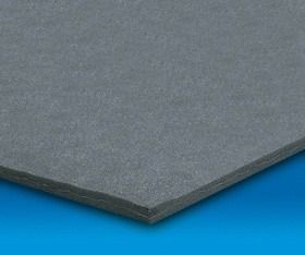 Foglio di materiale grigio, rettangolare, dalla consistenza leggermente ruvida, appoggiato su uno sfondo blu.