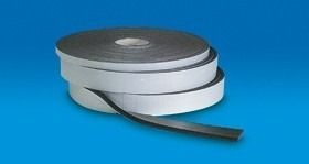Rotolo di nastro magnetico nero con supporto bianco, su sfondo blu.