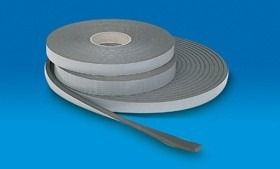 Rotoli di nastro adesivo in schiuma grigia su sfondo blu.