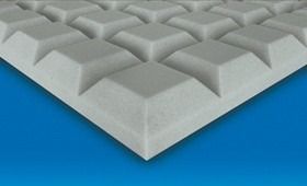 Pannello acustico in schiuma grigia con motivo a rombi su superficie blu.