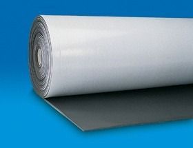 Rotolo di foglio di gomma grigio e bianco su una superficie blu.