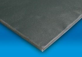 Foglio di materiale grigio, rettangolare; probabilmente metallico, su sfondo blu.