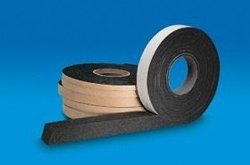 Rotoli di nastro adesivo in schiuma nera su sfondo blu. Un rotolo ha il supporto bianco.