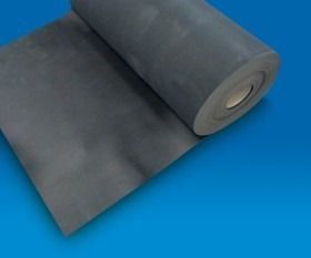 Rotolo di foglio di gomma grigio scuro srotolato su una superficie blu.