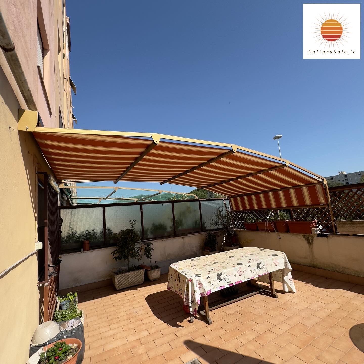 Tende da sole a guide laterali a Monte Compatri, Roma