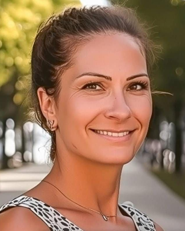 Taucher in schwarzem Neoprenanzug, untergetaucht in trübem Wasser in der Nähe eines Docks, benutzt Ausrüstung.