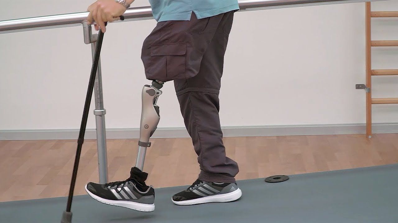 ¿Pueden las personas de la tercera edad utilizar una prótesis?