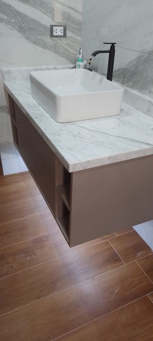 baño con terminaciones en piedra y marmol