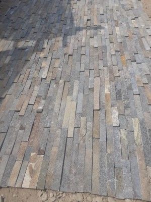 Cocina moderna blanca con isla de mármol, horno empotrado y suelo de madera clara.