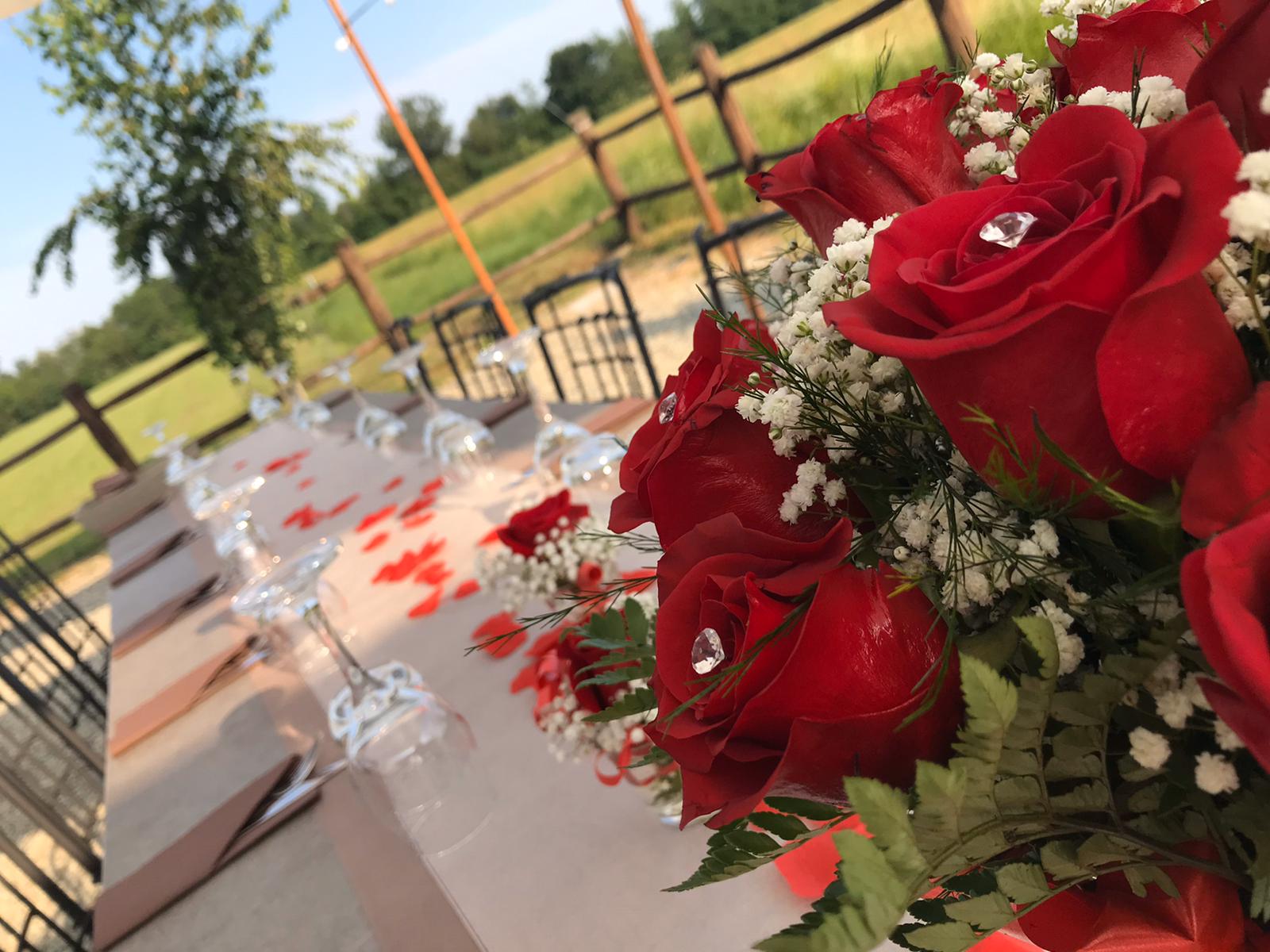 tavolo decorato con Rose