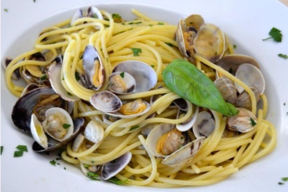 Spaghetti con vongole fresche