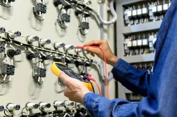 MÁSTER BAJA PLOMERÍA Y ELECTRICIDAD