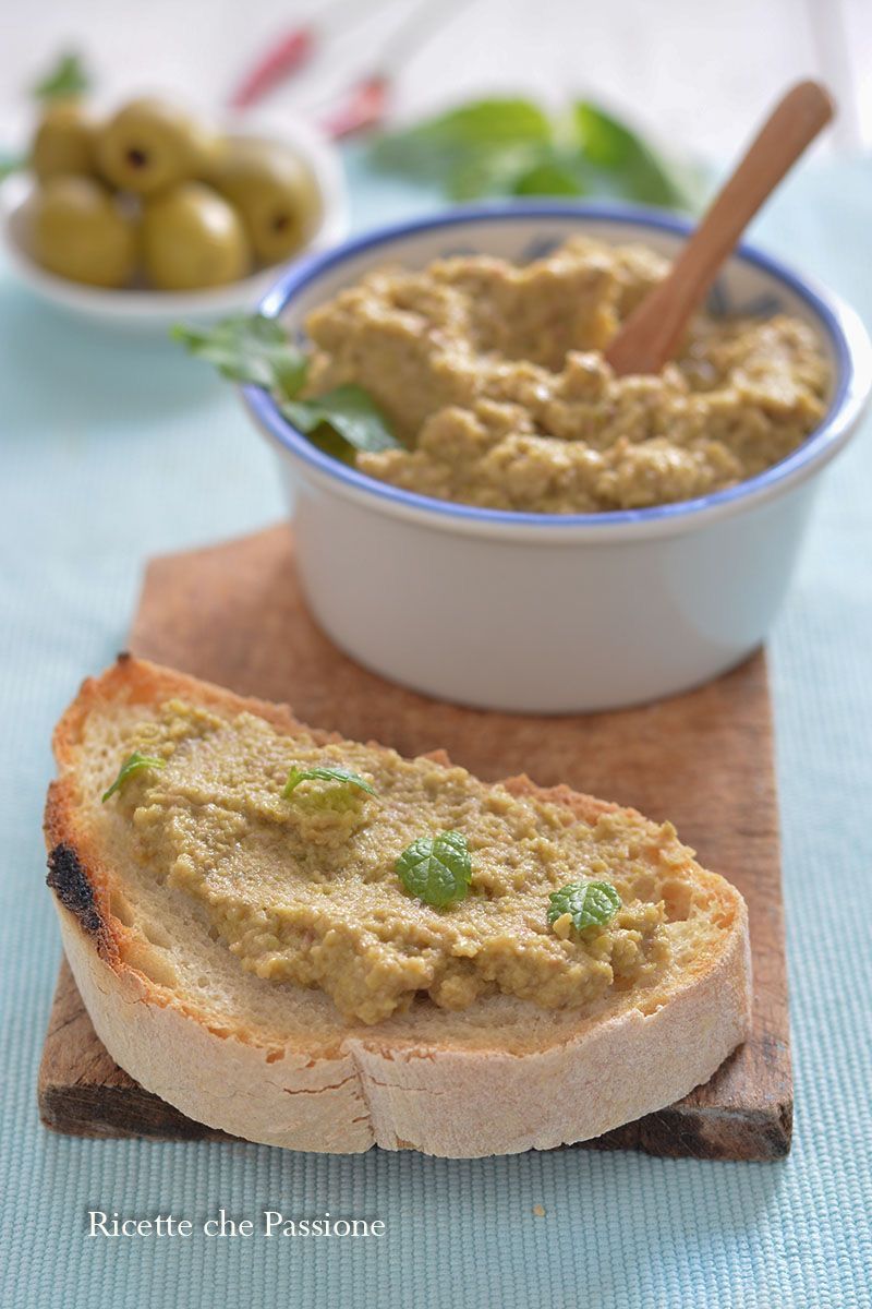 Tapenade di olive su pane tostato, servita con una ciotola di tapenade e olive.