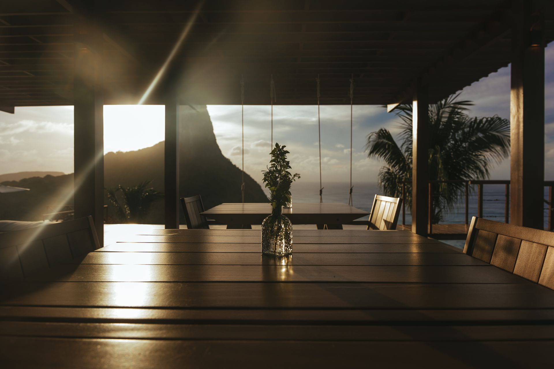 Uma mesa com um vaso e uma vista para o oceano