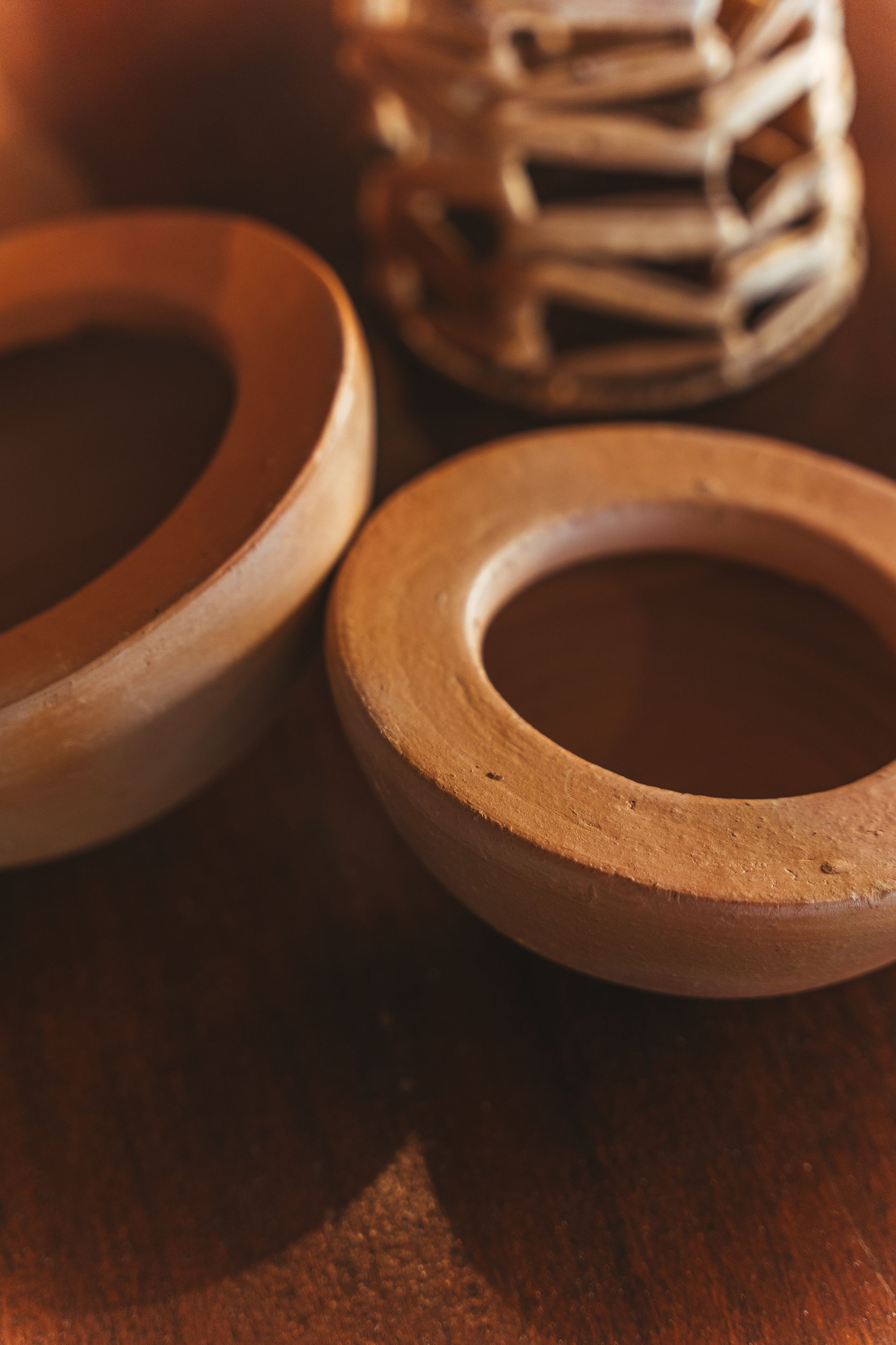 Três anéis de madeira estão sobre uma mesa de madeira.