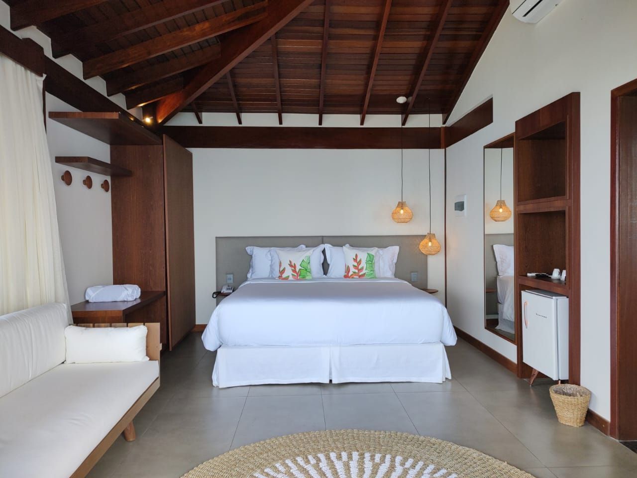 Um quarto de hotel com uma cama king size e um sofá