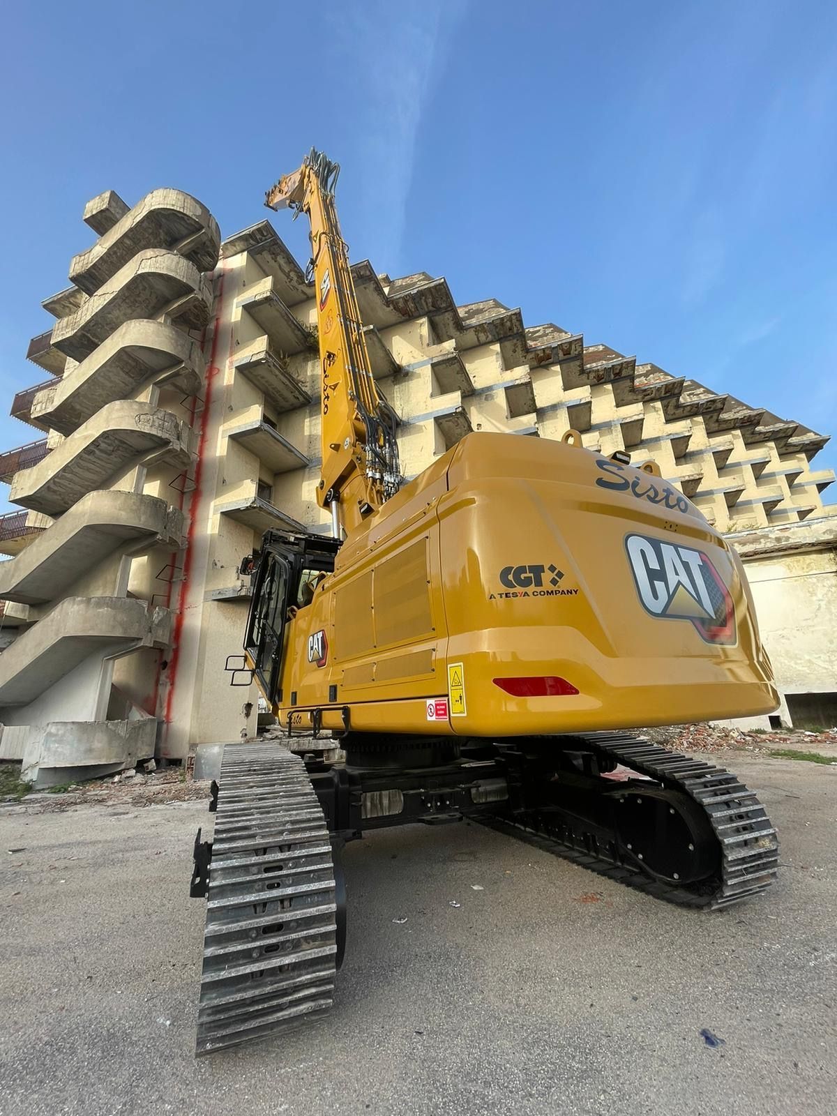 Un escavatore Cat viene utilizzato per demolire un edificio.