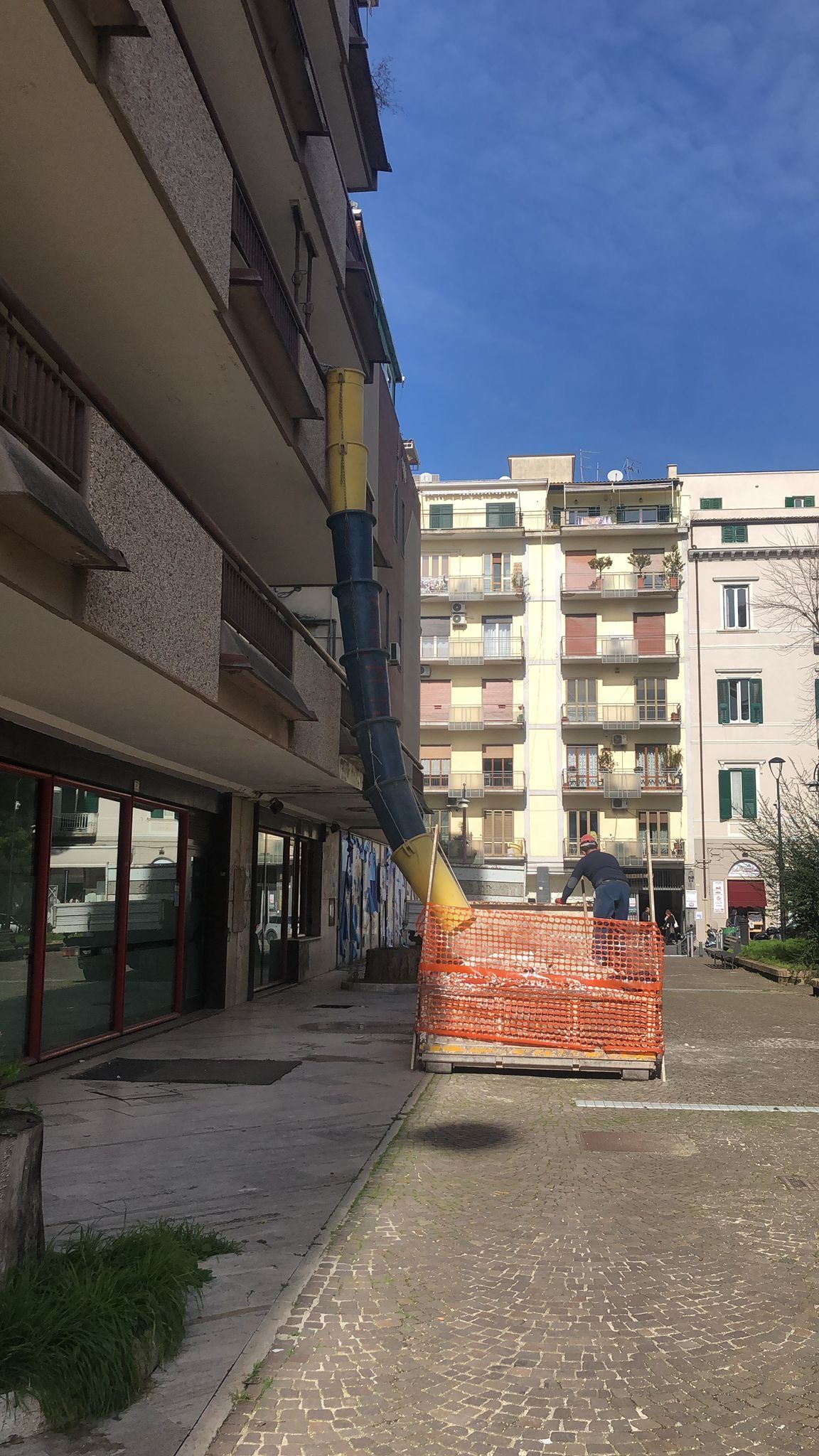Un grosso tubo è appeso al lato di un edificio.