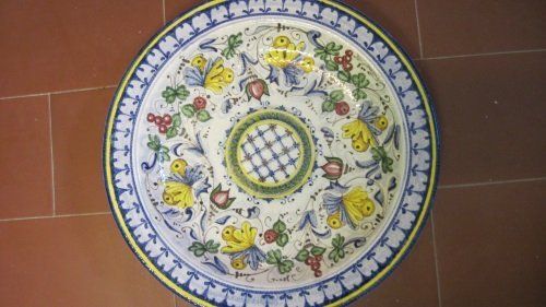 piatto di ceramica decorato a mano