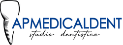 Logo per lo studio dentistico APMEDICALDENT, caratterizzato da un'icona a forma di dente stilizzata accanto a un testo blu in grassetto.