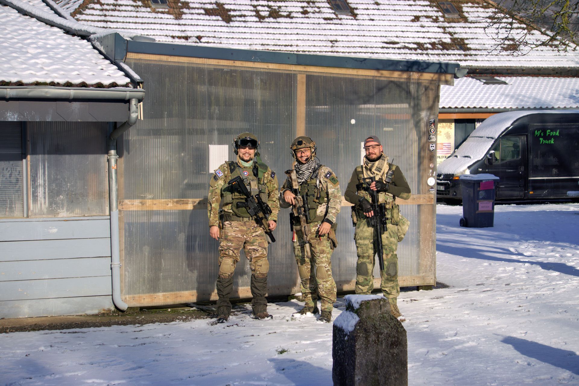 Drei Soldaten stehen vor einem Gebäude im Schnee.