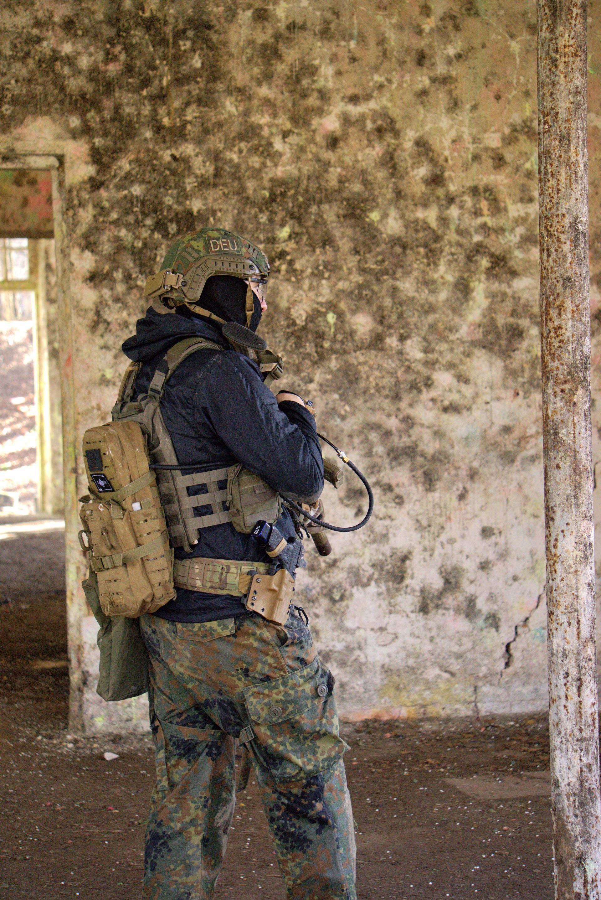 Ein Mann in Militäruniform steht in einem verlassenen Gebäude.