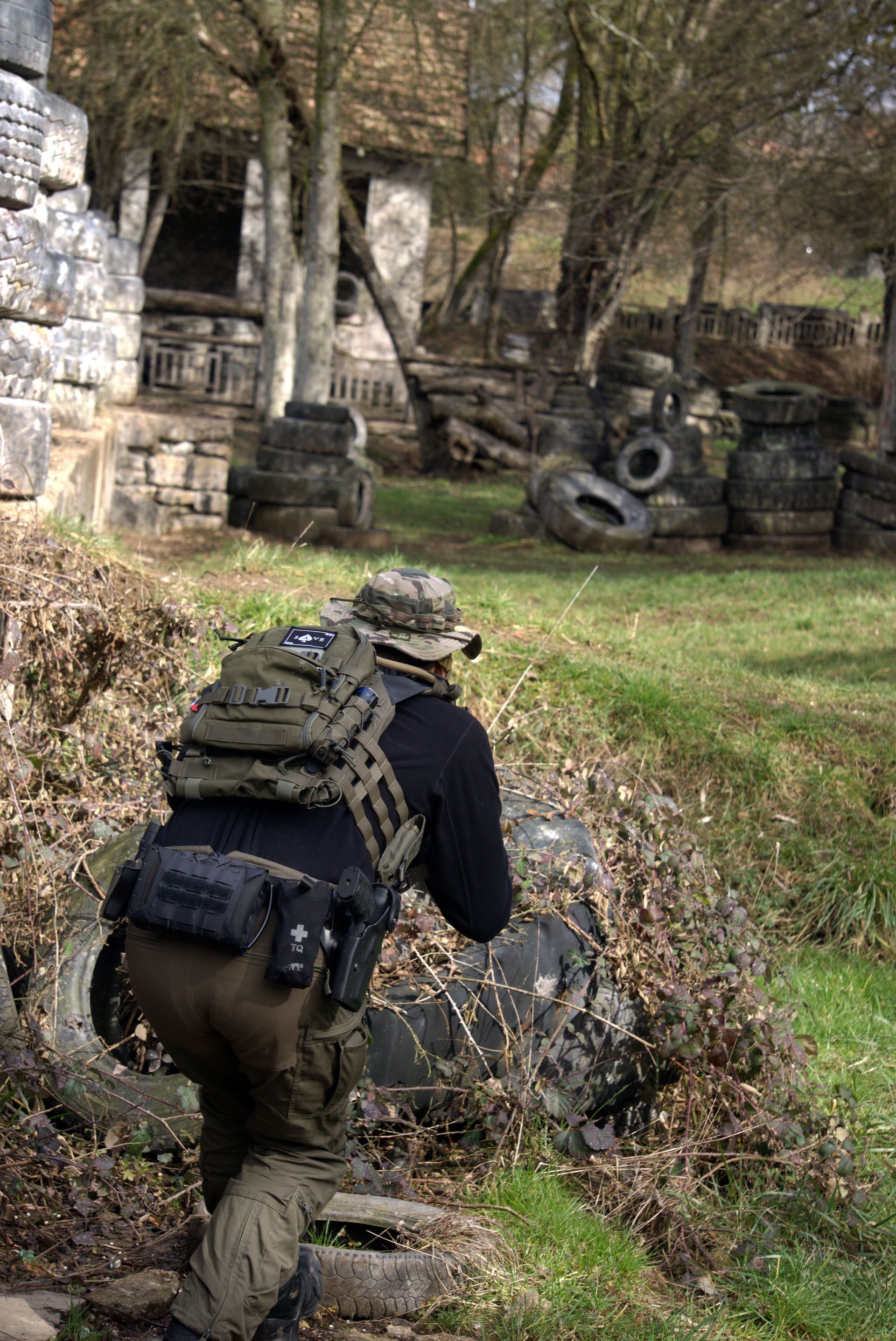 Ein Mann in Militäruniform kniet auf einem Feld.