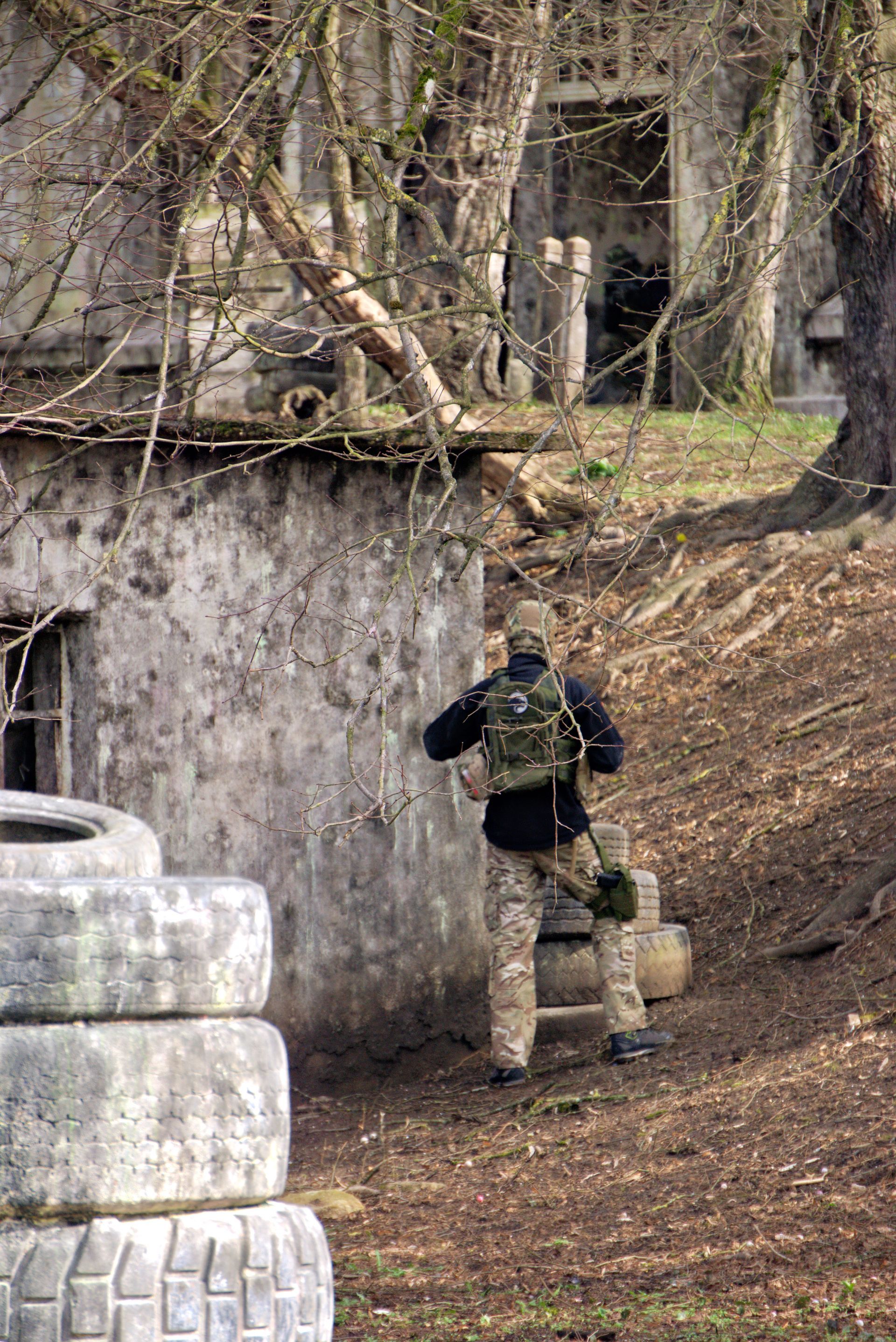 Ein Mann mit einem Rucksack steht vor einem Gebäude.