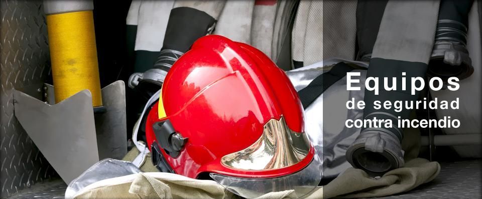 Un casco de bombero está en el suelo junto a una manguera contra incendios