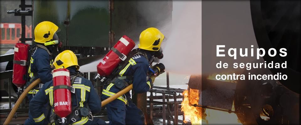 Un grupo de bomberos está combatiendo un incendio con 