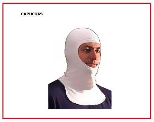 Un hombre lleva una capucha blanca.