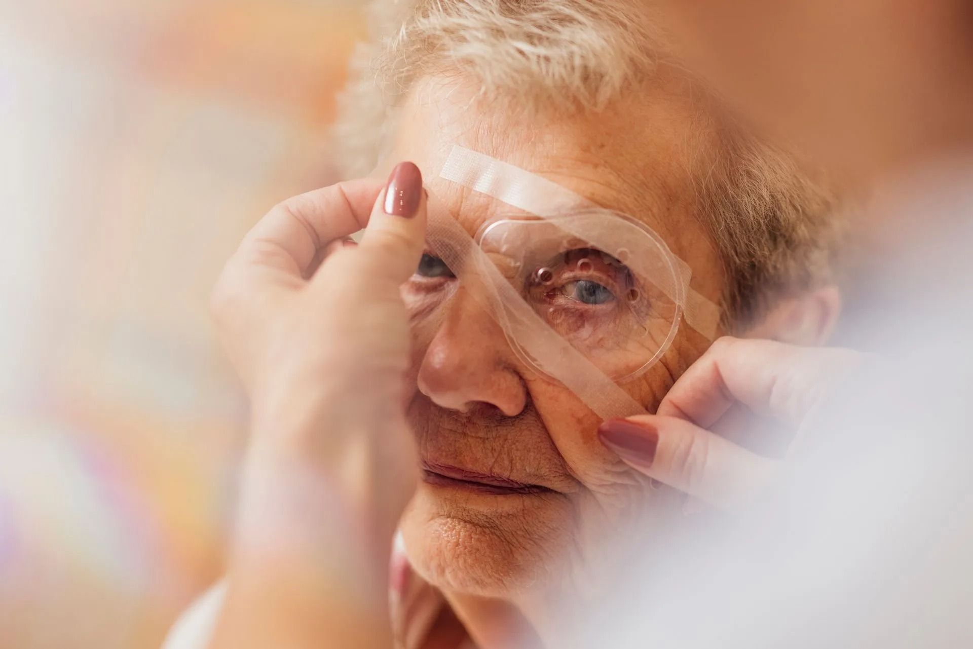 Persona a cui viene applicato il cerotto intorno agli occhi.