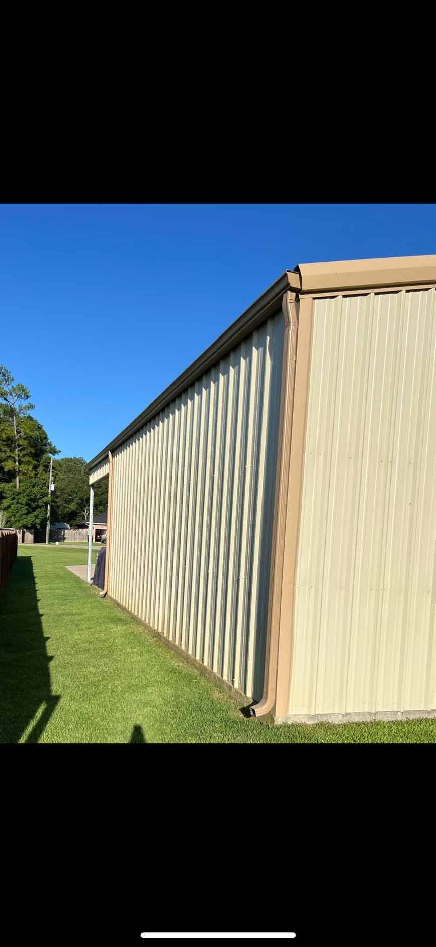 A mobile home is sitting on top of a lush green field.
