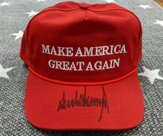 Donald trump hat signed on sale