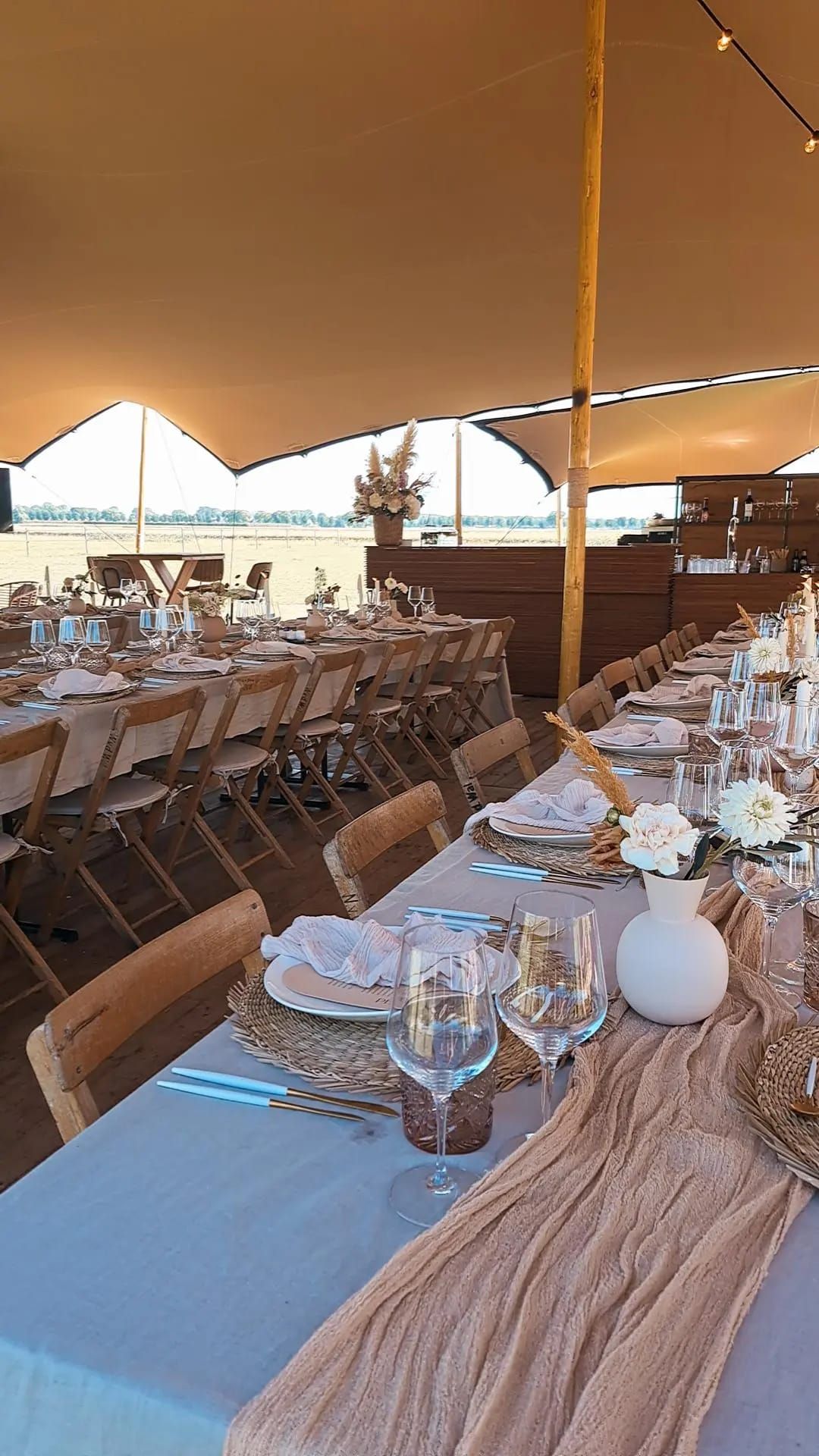 bruiloft in bohemian stijl met lang gedekte tafels