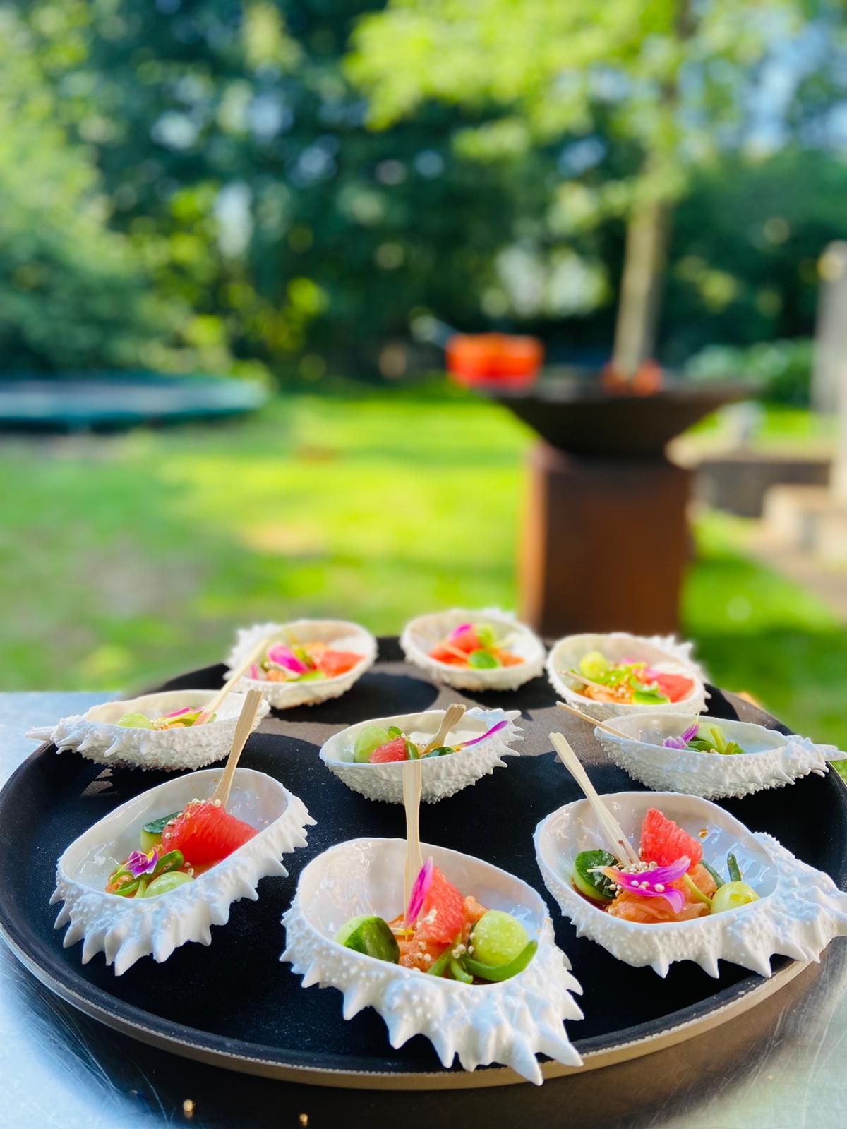 ceviche van zalm op dienblad