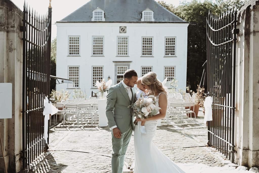 Witte Kasteel en bruidspaar met kindje
