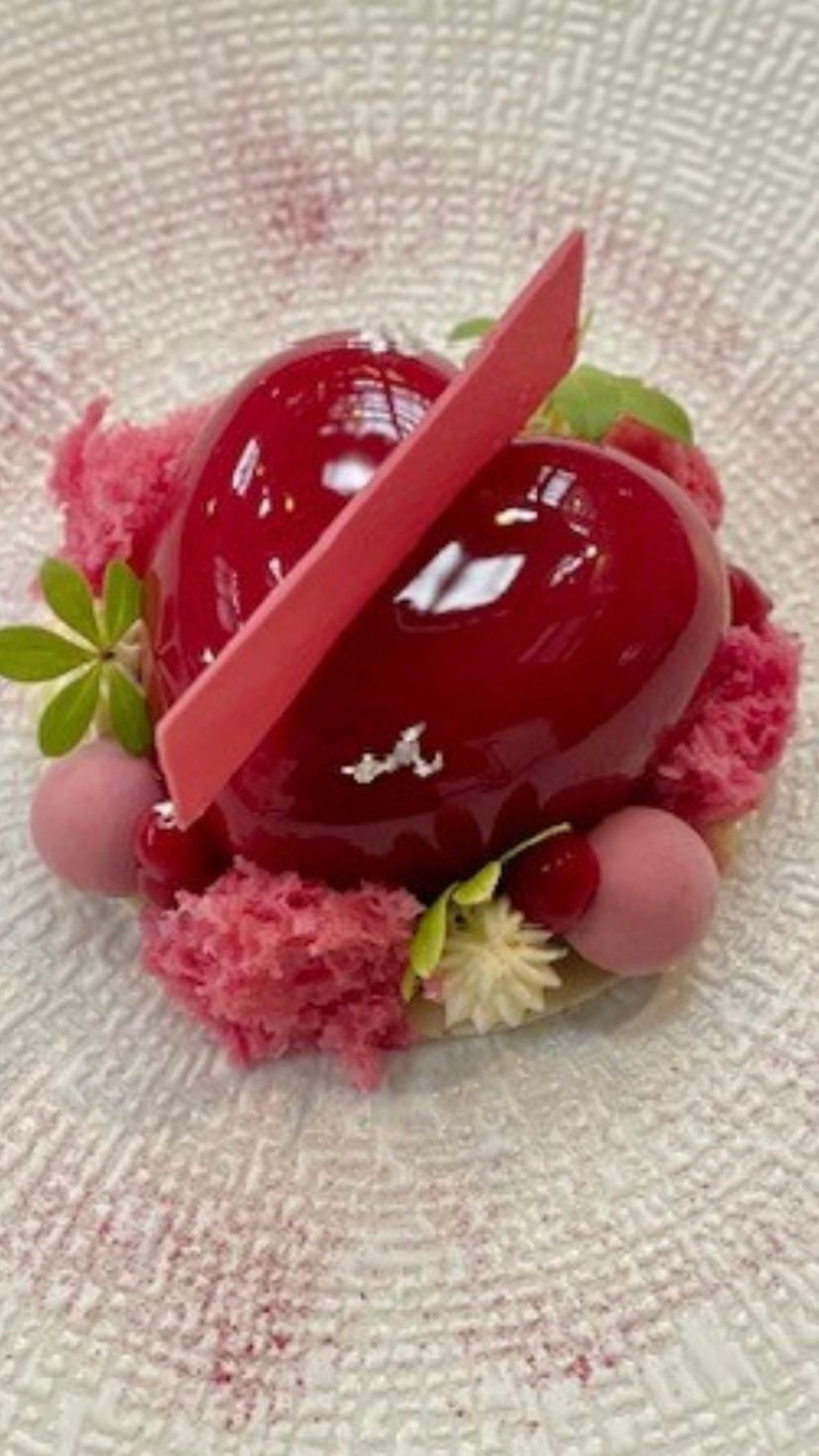 Een rachtige rose cocktail met rook