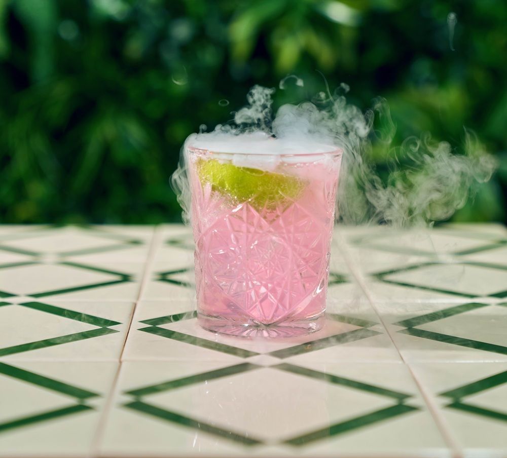 Een rachtige rose cocktail met rook