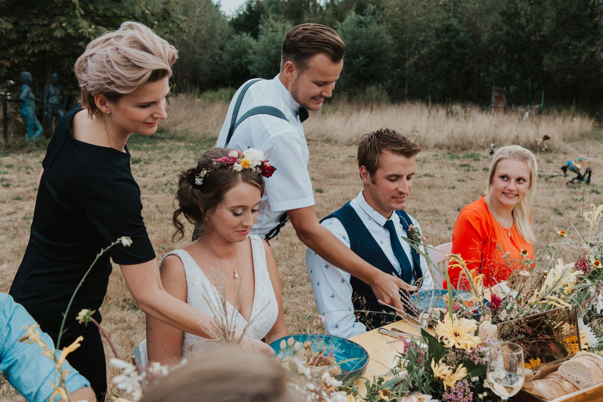 Bediening schenken alcohol aan bruidspaar