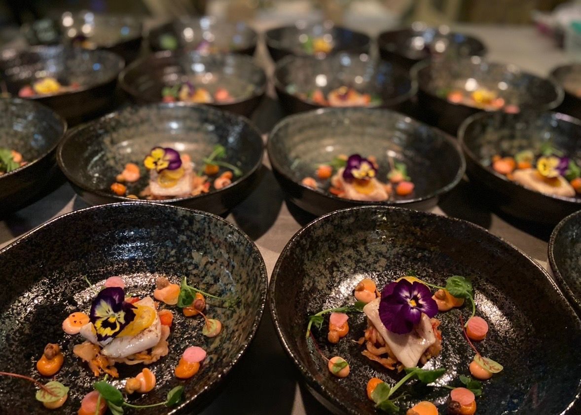 Buffet, mooie schalen op planken