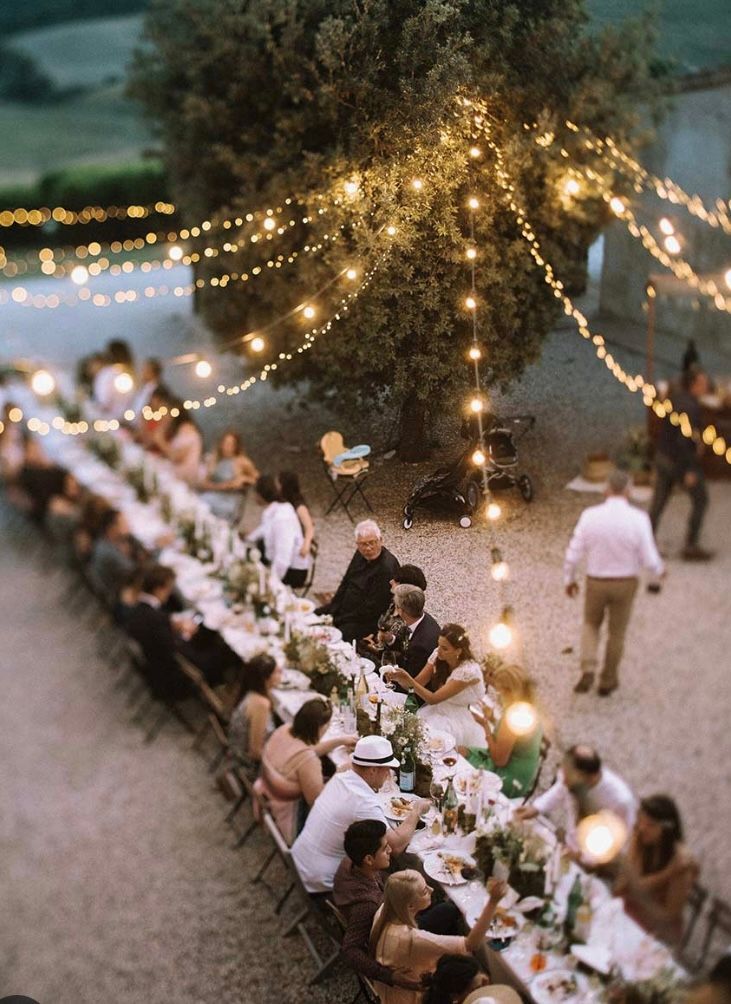 gedekte tafel met mensen op bruiloft in italie