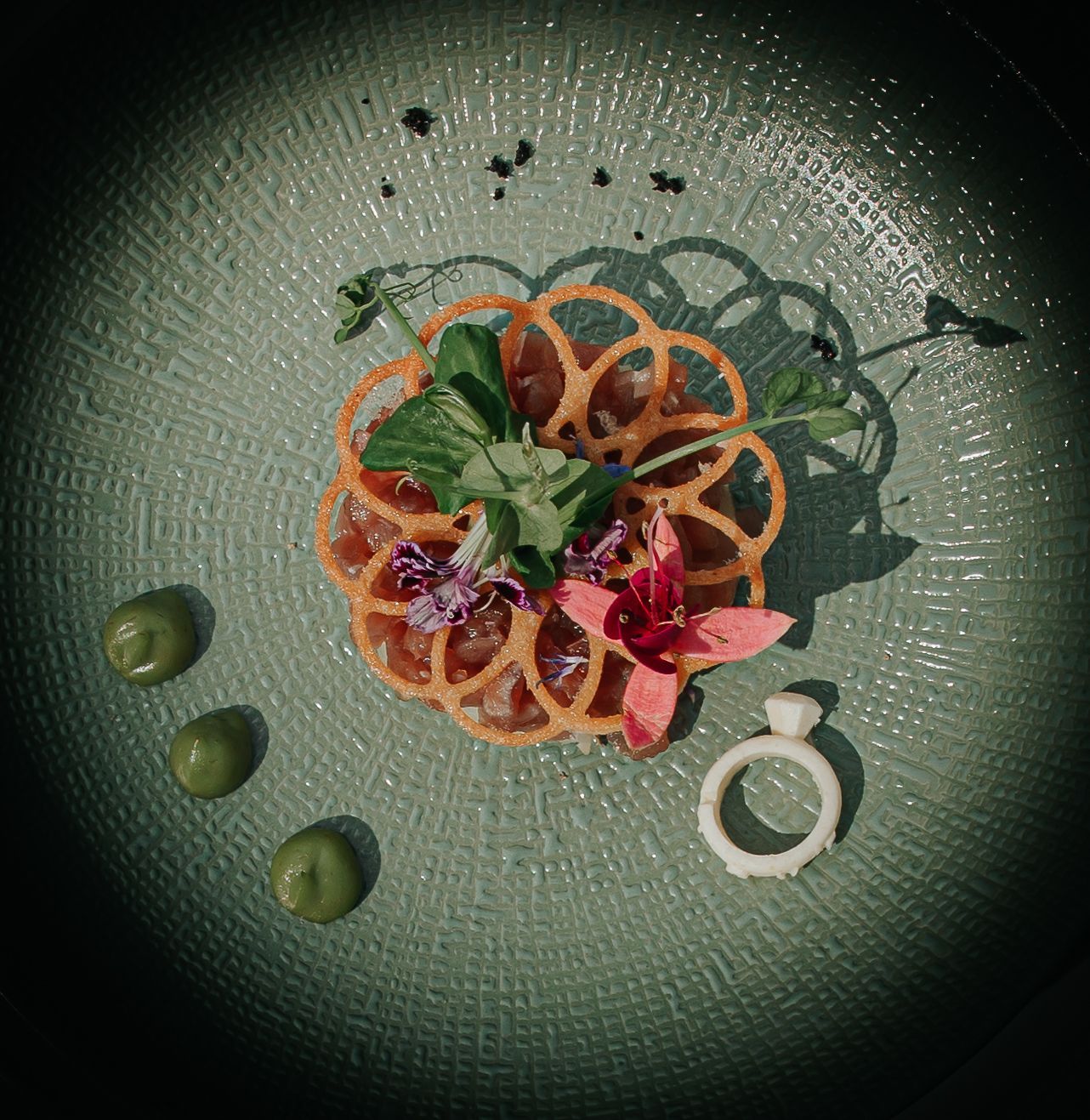 tonijntartaar met bloemkrokant