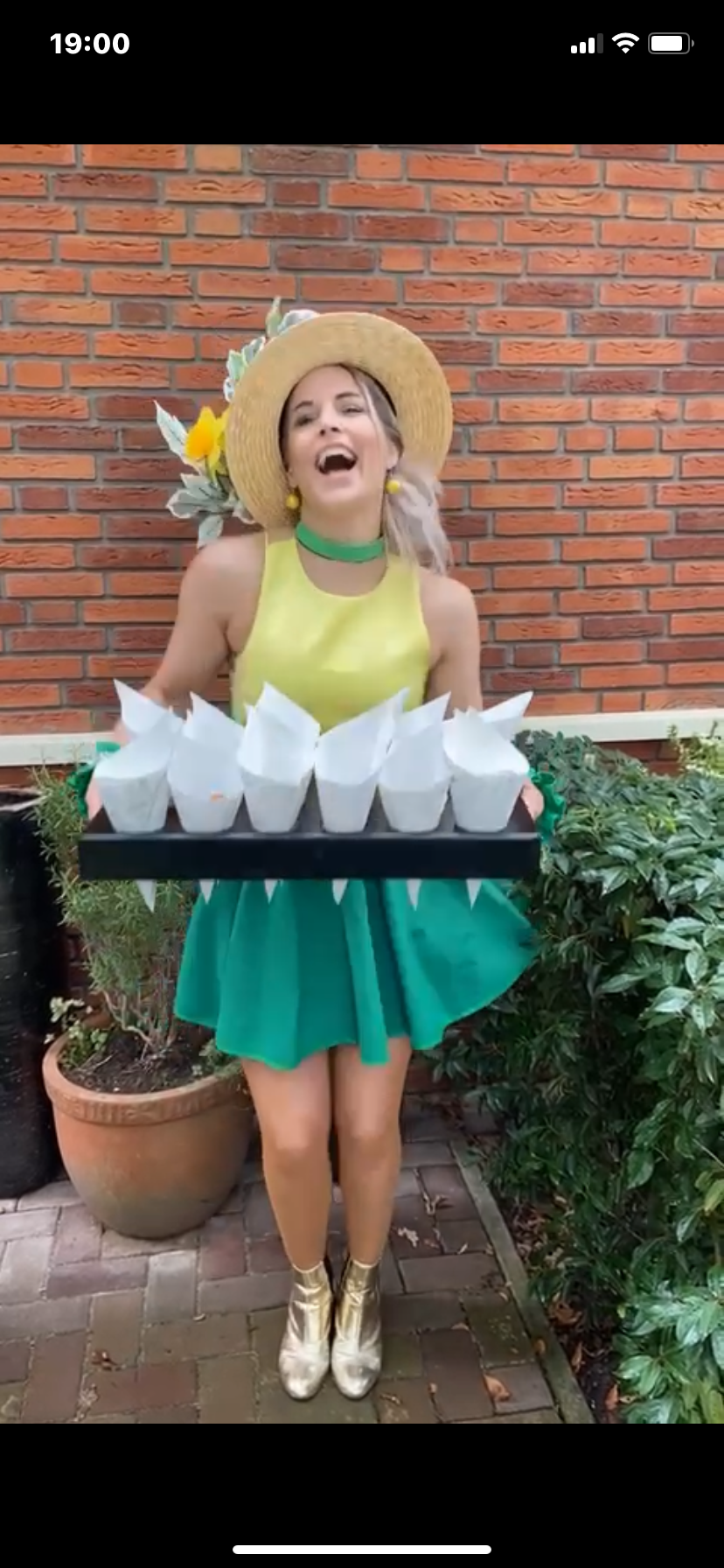 jonge dame met puntzakjes met daarin hapjes